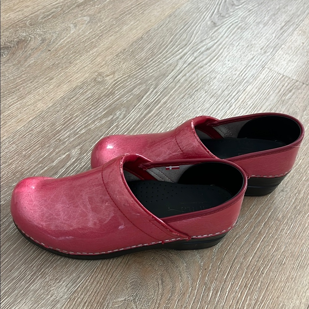 Women’s Metallic Pink Slip-On Sanita Clogs 38